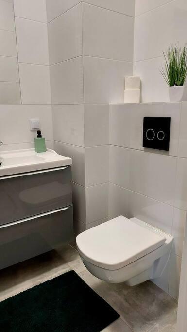 Uroczy Apartament Blisko Centrum Warszawy Apartment Warsaw Exterior photo